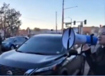 Mujer estadounidense se enfrenta al ICE para defender a migrantes durante redadas: “No abran la puerta”