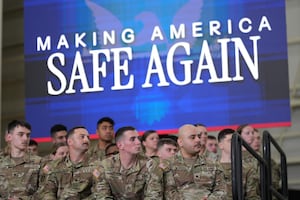 Pese a negociaciones, Trump ordena desplegar tropas élite en Oriente Medio y crece la tensión con Irán