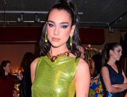 Dua Lipa luce figura ‘irreal’ con microbikini verde neón