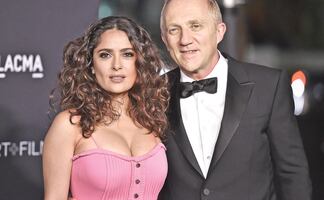 Salma Hayek recibe el 2021 con 'bikini body' en la piscina 