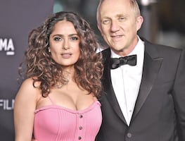 Salma Hayek recibe el 2021 con 'bikini body' en la piscina