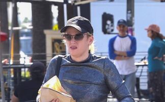 Rebel Wilson presume figura con leggings metálicos tras bajar 35 kilos