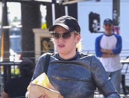 Rebel Wilson presume figura con leggings metálicos tras bajar 35 kilos