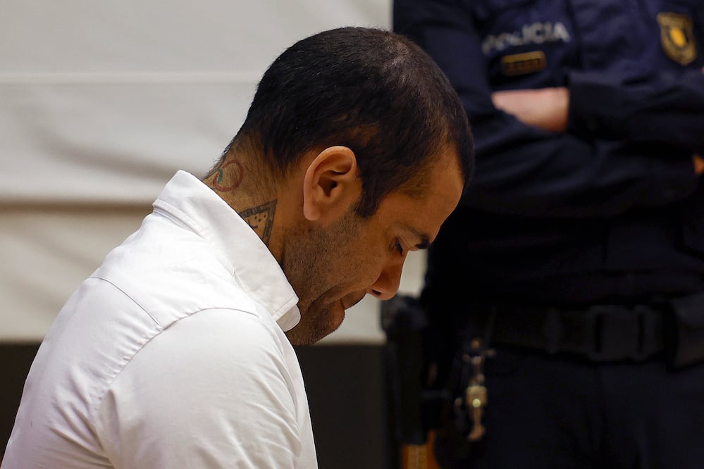 Dani Alves, condenado a cuatro años y medio de cárcel por agresión sexual. Las claves del caso (Photo by ALBERTO ESTAVEZ / POOL / AFP)