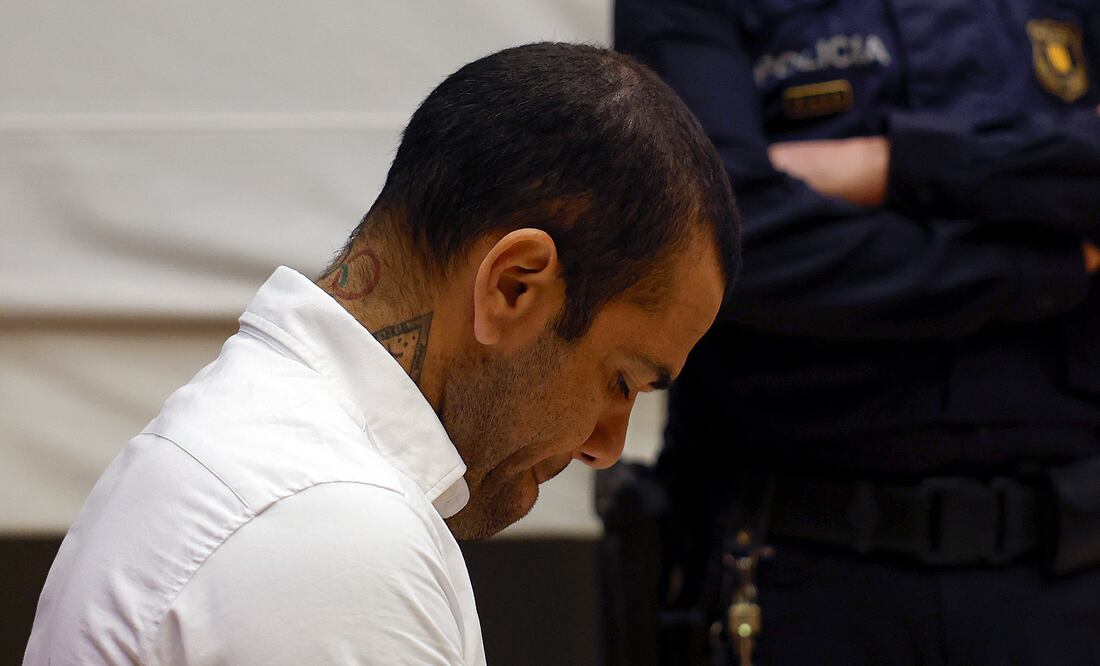 Dani Alves, condenado a cuatro años y medio de cárcel por agresión sexual. Las claves del caso (Photo by ALBERTO ESTAVEZ / POOL / AFP)