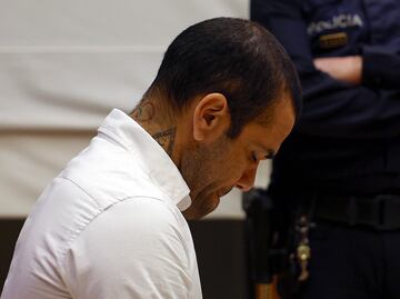 Dani Alves, condenado a cuatro años y medio de cárcel por violar a una joven en Barcelona