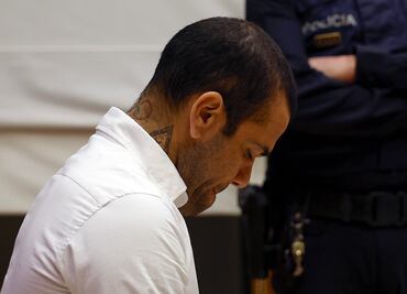 Dani Alves, condenado a cuatro años y medio de cárcel por violar a una joven en Barcelona