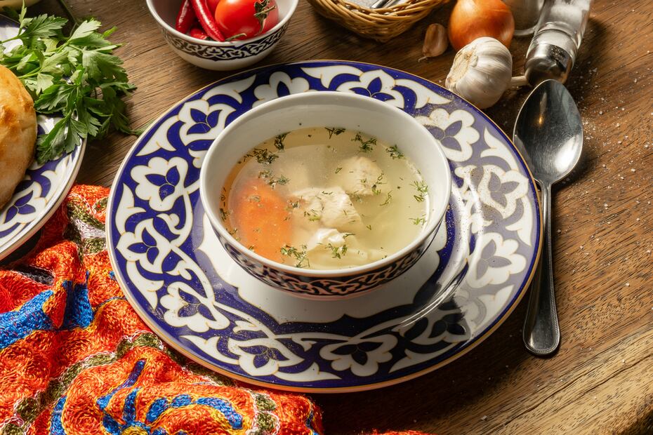 Caldo de pollo. iStock/dimetradim