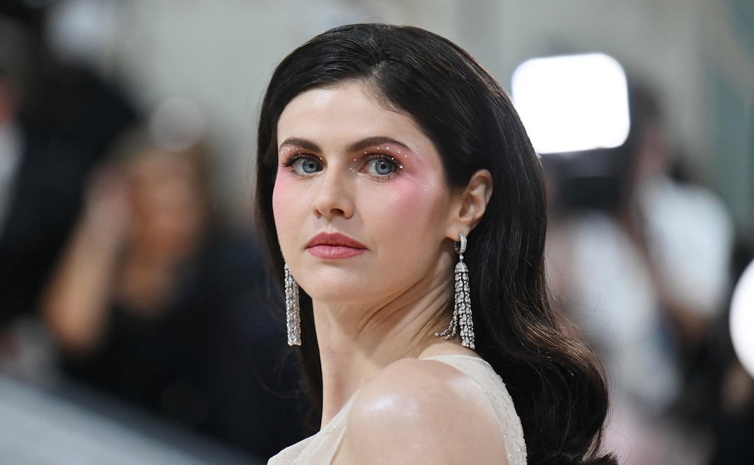 Alexandra Daddario modela tendencia traslúcida con vestido braless de Dior. Foto: AP