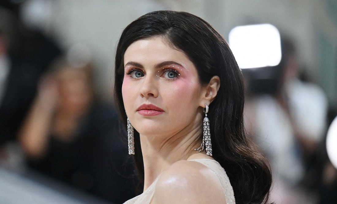 Alexandra Daddario modela tendencia traslúcida con vestido braless de Dior. Foto: AP