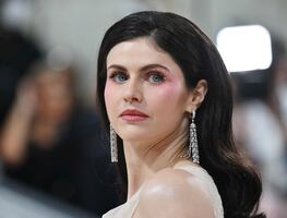 Alexandra Daddario modela tendencia traslúcida con lujoso vestido braless de Dior en el MET Gala