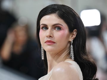 Alexandra Daddario modela tendencia traslúcida con lujoso vestido braless de Dior en el MET Gala