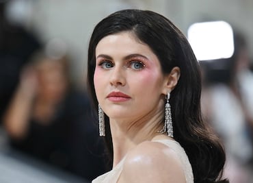 Alexandra Daddario modela tendencia traslúcida con lujoso vestido braless de Dior en el MET Gala