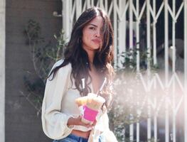 Eiza González 'roba miradas' con skinny jeans en California