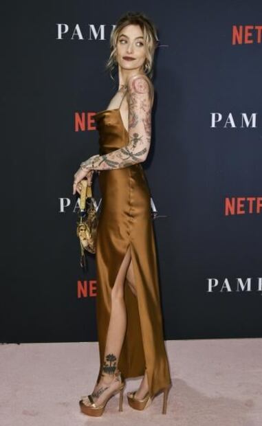 Paris Jackson destila glamour y estilo con vestido slip en estreno de ‘Pamela: A Love Story’
