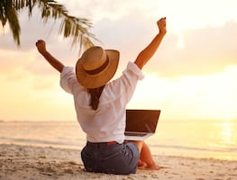 Viaja por el mundo como nómada digital y gana $10,000 dólares al mes. ¿Cuáles son los requisitos?