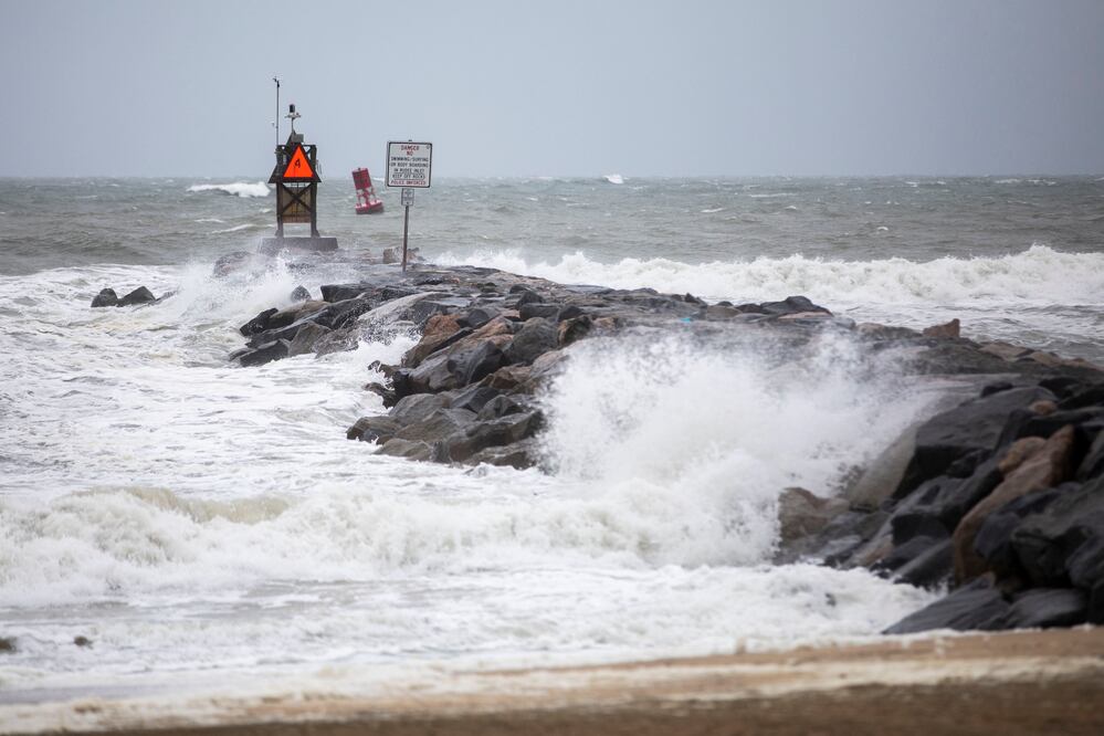 Ophelia Avanza con Vientos Casi de Huracán: Alerta en la Costa Este de EE. UU.  (Kendall Warner/The Virginian-Pilot via AP)