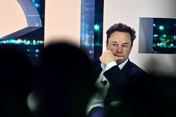 Elon Musk descarta visitas extraterrestres y apunta a dominación de gobiernos con tecnología militar