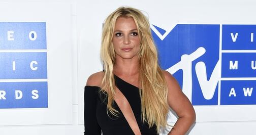 Britney Spears luce figura de impacto con bikini en su mansión