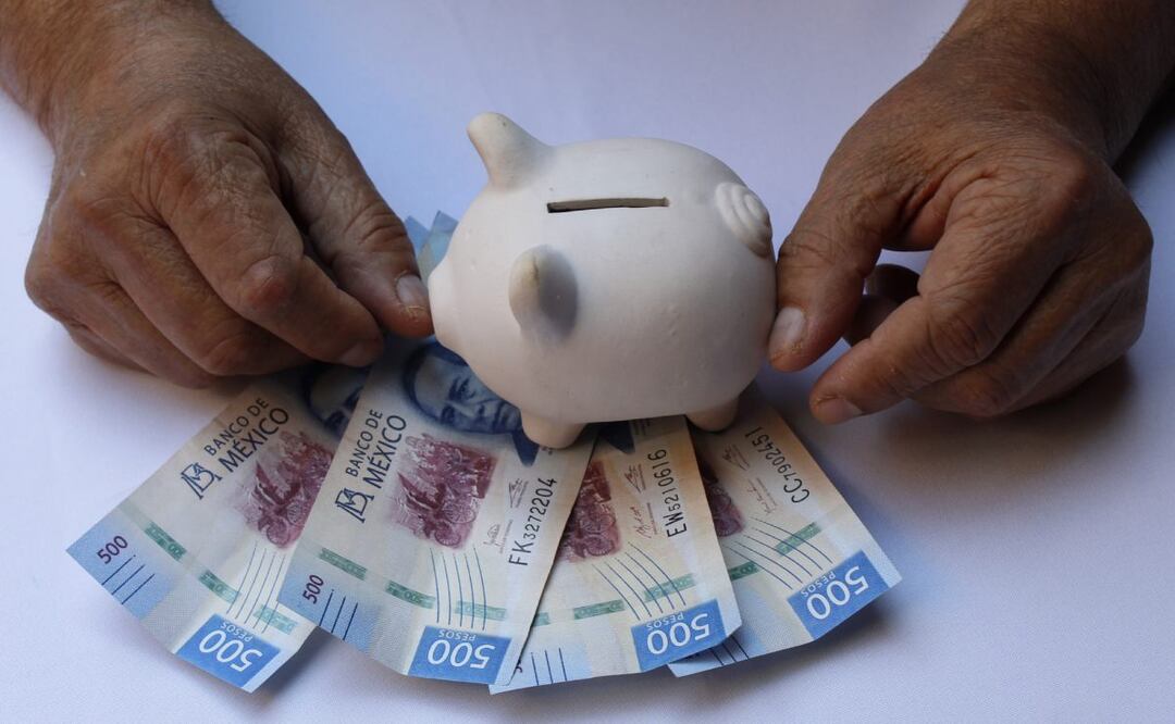 Cuánto reciben de aguinaldo los pensionados del IMSS e ISSSTE en 2023; este es el monto. Foto: iStock / FJZEA