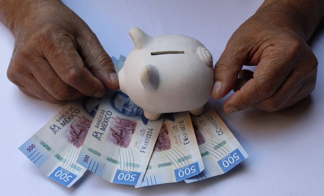 Cuánto reciben de aguinaldo los pensionados del IMSS e ISSSTE en 2023; este es el monto. Foto: iStock / FJZEA