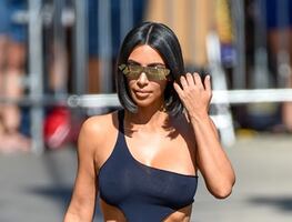 Kim Kardashian presume su silueta curvilínea en sesión con ropa interior rosa