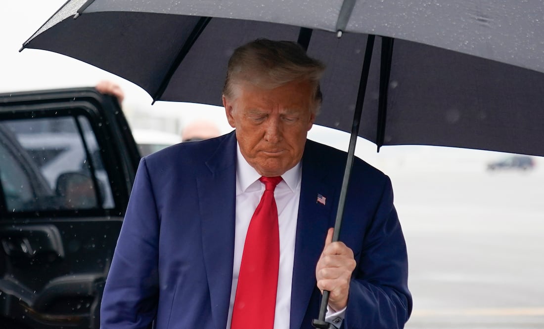 Trump se declara no culpable de los cargos y enfrenta posibles penas de prisión por su rol en las elecciones de 2020. (AP Photo/Alex Brandon)