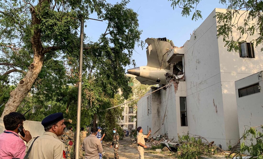 “Mayday, Mayday”: ¿Qué significa el grito que se escuchó antes del accidente de avión Air india? (Photo by Sam PANTHAKY / AFP)