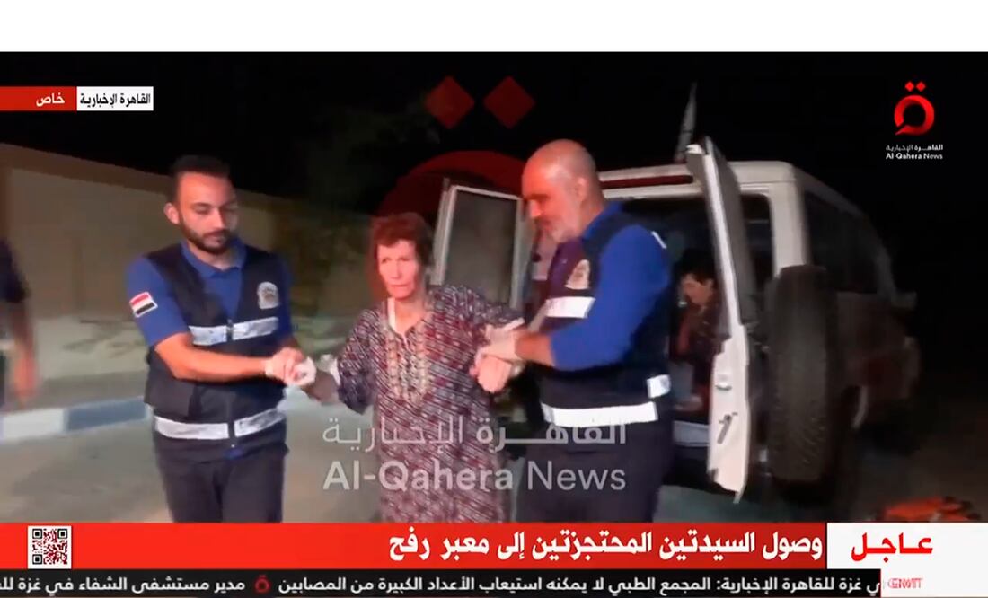 Rehenes liberadas por Hamás, en buen estado y de camino a un centro médico en Israel. (al-Qahera News via AP)