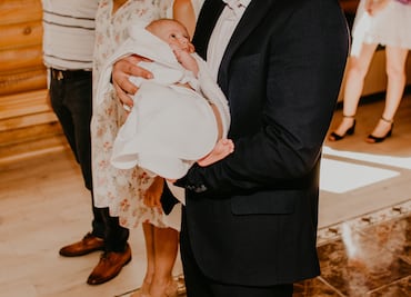 Vaticano admite padrinos de bautismo transexuales "con condiciones"