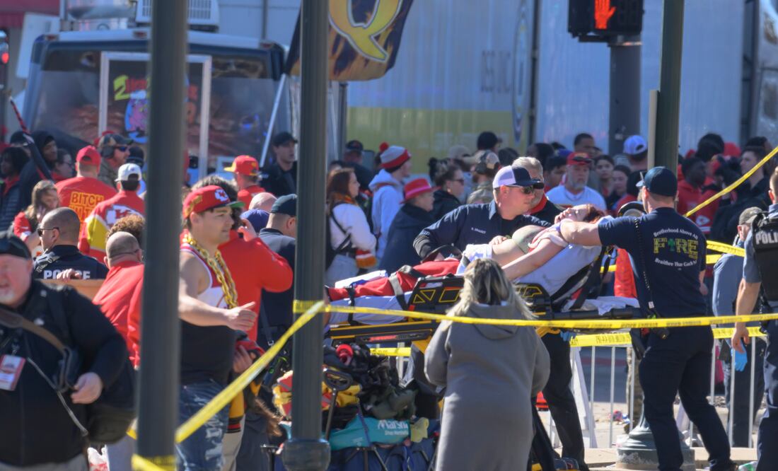 Desfile en Kansas City. ¿Qué desencadenó el mortal tiroteo?. (AP Photo/Reed Hoffmann)