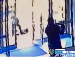 Video. Hombre patea a una mujer asiática en calles de Nueva York