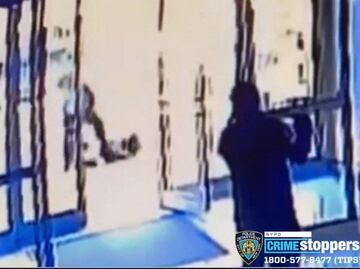 Video. Hombre patea a una mujer asiática en calles de Nueva York