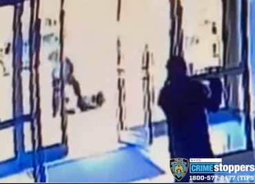 Video. Hombre patea a una mujer asiática en calles de Nueva York