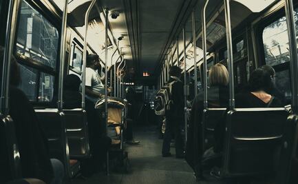 Arrestan a sujeto por morder rostro de un hombre dentro de tren en EU