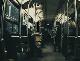 Arrestan a sujeto por morder rostro de un hombre dentro de tren en EU