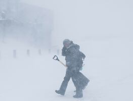 Más de 6.5 millones de personas están bajo alerta en California por inusual tormenta de nieve