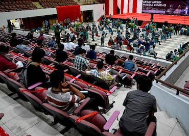 Juez de EU permite a universidad exigir vacuna anticovid a estudiantes