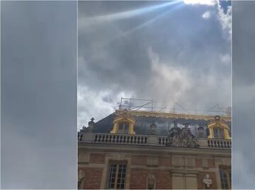Incendio en el Palacio de Versalles provoca desalojo de visitantes. VIDEO
