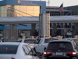 EU exige vacuna a todos los extranjeros que entran por tierra