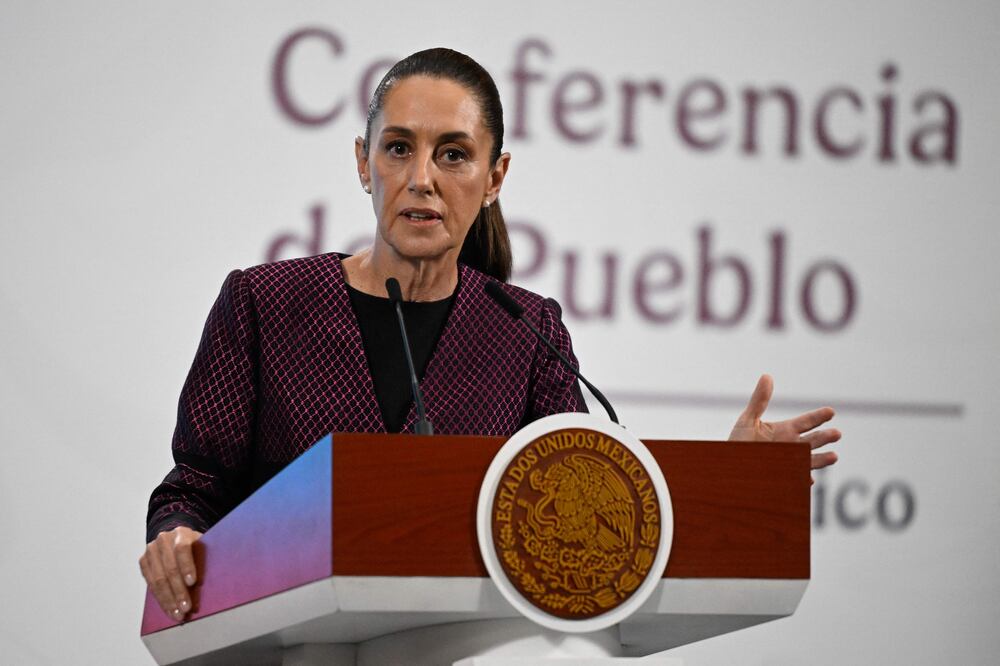 Sheinbaum niega desabasto de gasolina pese a caos y largas filas en el sur de México (Photo by Alfredo ESTRELLA / AFP)