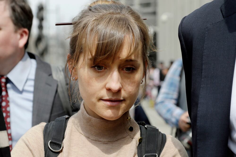 La actriz de televisión Allison Mack, que se declaró culpable por su participación en un caso de tráfico sexual vinculado al grupo de culto NXIVM, ha sido liberada . (AP Photo/Mark Lennihan, File)