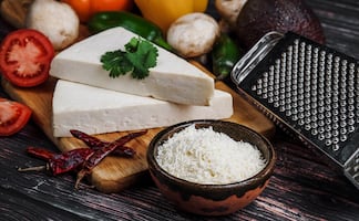 FDA retira queso cotija mexicano por riesgo de salud vinculado a contaminación de listeria