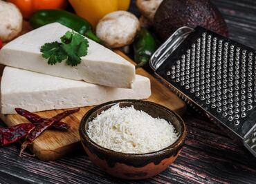 FDA retira queso cotija mexicano por riesgo de salud vinculado a contaminación de listeria