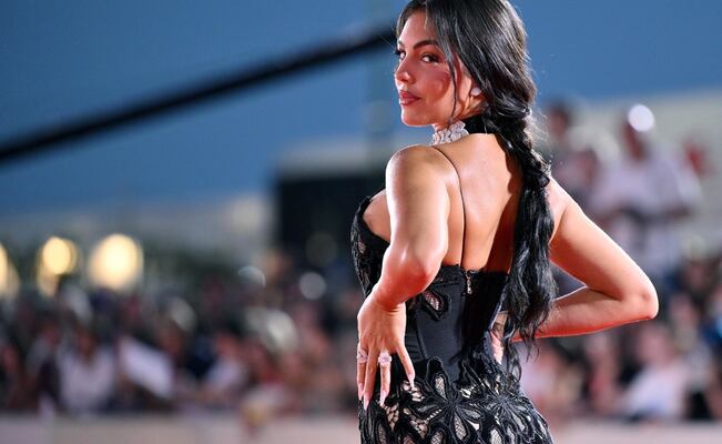 Georgina Rodríguez presume figura de impacto con ajustado vestido negro en Nueva York