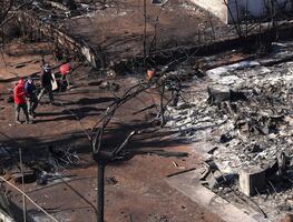 Residentes en Maui, Hawái: "Algunos tienen avionetas y escaparon del fuego, los demás estamos solos"