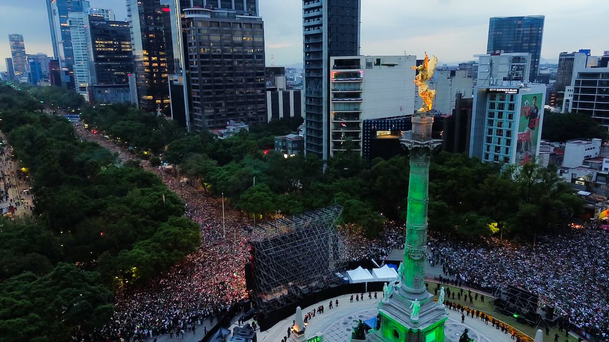 Más de 800 mil aficionados salieron a festejar el triunfo de México; la celebración dejó 22 detenidos. EL UNIVERSAL / Osmar Alvarado