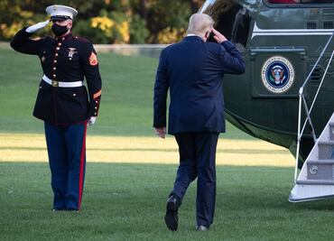 Trump sale de la Casa Blanca caminando rumbo a hospital