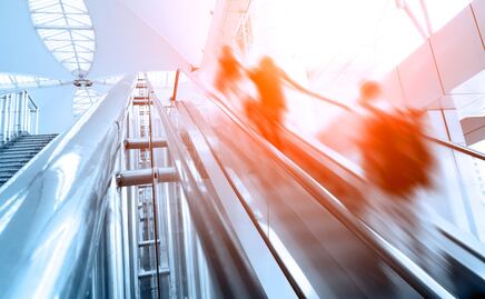 Mujer muere en fatal accidente en elevador del aeropuerto; la encuentran 3 días después