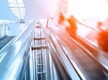 Mujer muere en fatal accidente en elevador del aeropuerto; la encuentran 3 días después